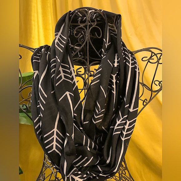 Artisan tailored Infinity scarf - Picture 2 of 8